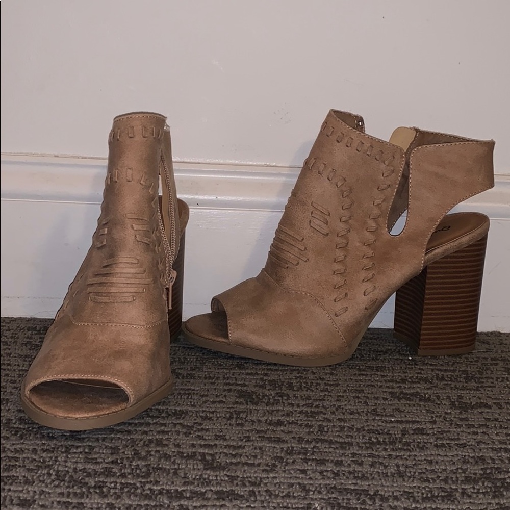 Peep toe bootie
